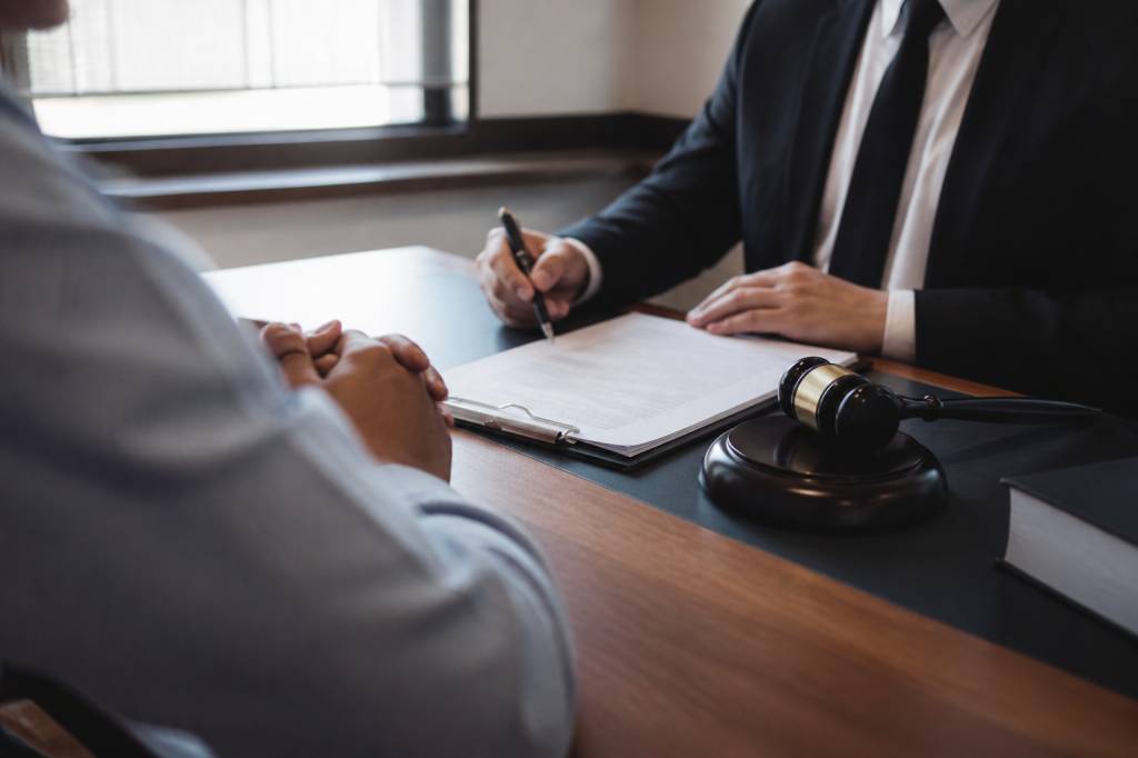 Litige avec un notaire : démarches, recours et solutions pour défendre vos droits